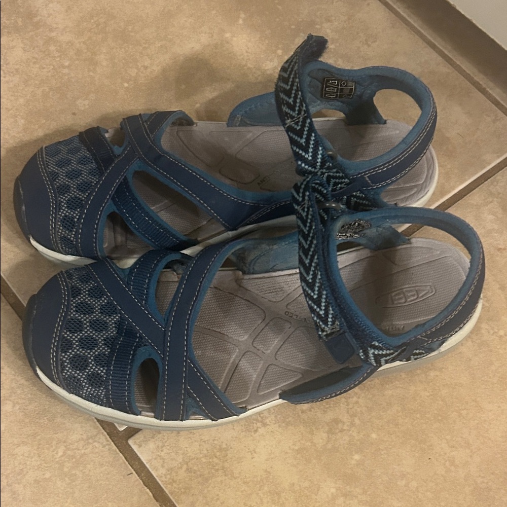 Keen 7.5 Blue closed toe Strappy Outdoor Sandals